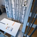 tavolo in Corian artigianale stile Mondrian con inserti geometrici colorati