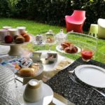 brioches biscotti frutta fresca colazione outdoor