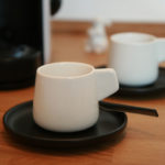 tazzina di design in ceramica bianca e piattino nero da caffè Viceversa
